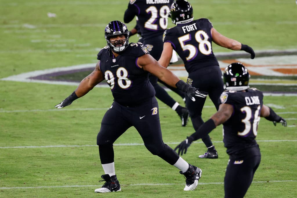 Lamar Jackson regresa luego de haber tenido covid-19 y comanda la victoria 17-34 sobre los dallas Cowboys.