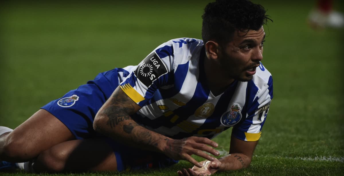 ¡Alerta en el Porto! Tecatito abandona por choque de cabezas