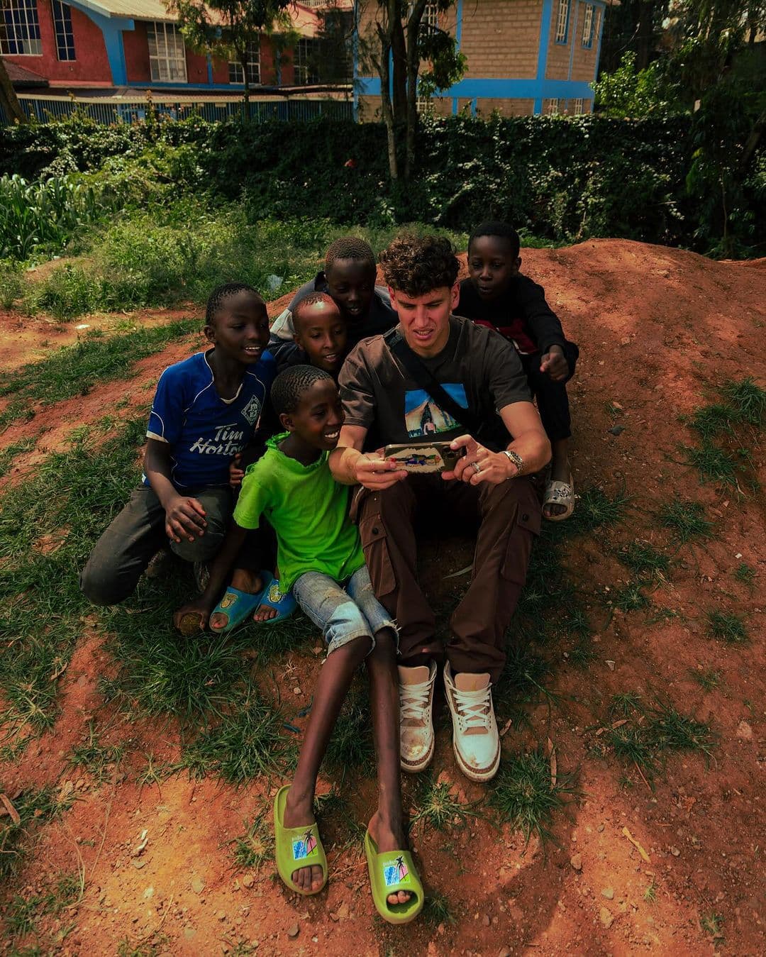 Lichnovsky ayuda a niños que viven en la miseria en Kenia