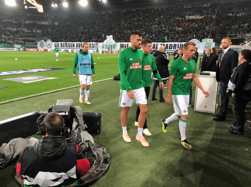 Con el calentamiento de los jugadores, las gradas s se iban llenando poco a poco, en especial el fondo de los ultras.