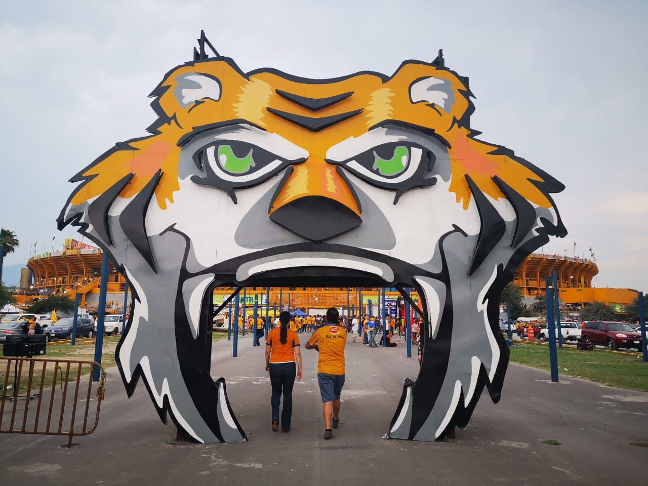 Aficionados de Tigres, mayoritariamente, y del León, tomaron por 'asalto' las inmediaciones del Estadio Universitario para atestiguar el juego de Ida de la Final del Clausura 2019 de la Liga MX en Monterrey. Se esmeraron y le pusieron un fantástico ambiente.