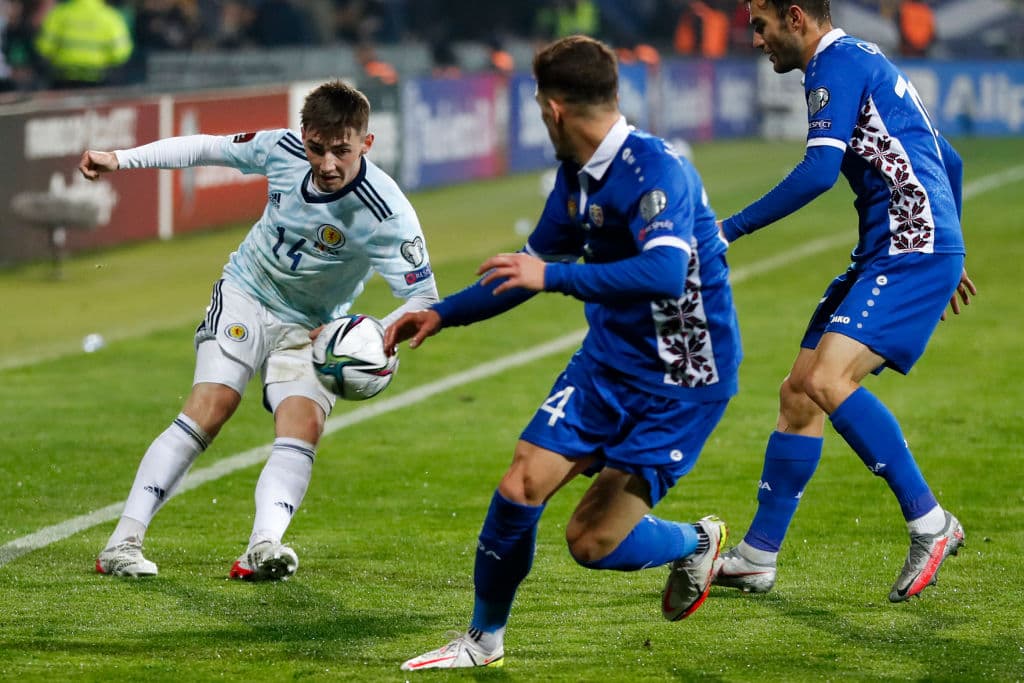 Escocia logró vencer 0-2 en su visita a Moldavia, Austria vence fácilmente a Israekl con un marcador de 4-2 y Dinamarca le pega fácilmente 3-1 a Isalas Feroe.