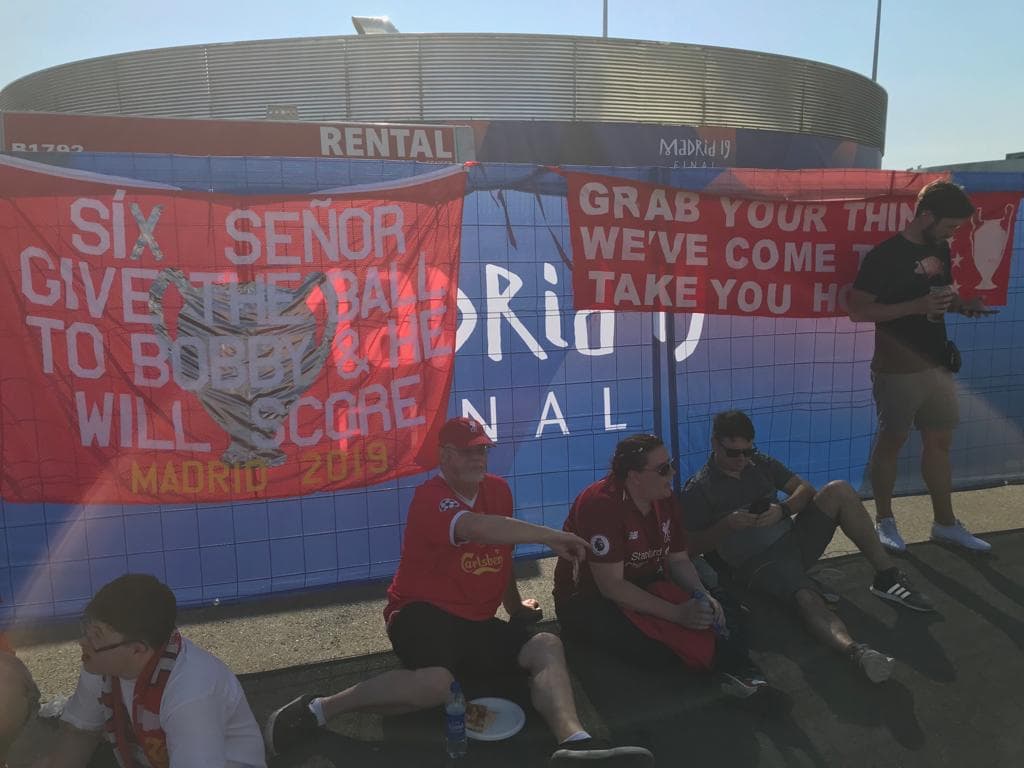 Ilusionados, con el firme deseo de que no se repita la derrota en la Final de hace un año ante el Real Madrid, los aficionados del Liverpool se fueron tomando el Metropolitano desde tempranas horas con sus banderas, playeras y bufandas alusivas al sentimiento de Anfield.