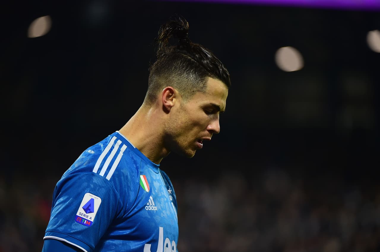<b>Cristiano Ronaldo</b>
<br>El astro portugués fue acusado de violación hacia la modelo Kathryn Mayorga en un hotel en Las Vegas en 2009. Cristiano pagó 375 mil dólares y firmaron un acuerdo de confidencialidad para que no saliera a la Luz.