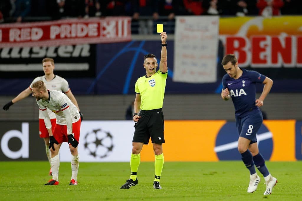 Antes de irnos al descanso, el árbitro Carlos del Cerro Grande le muestra la tarjeta amarilla a Harry Winks.