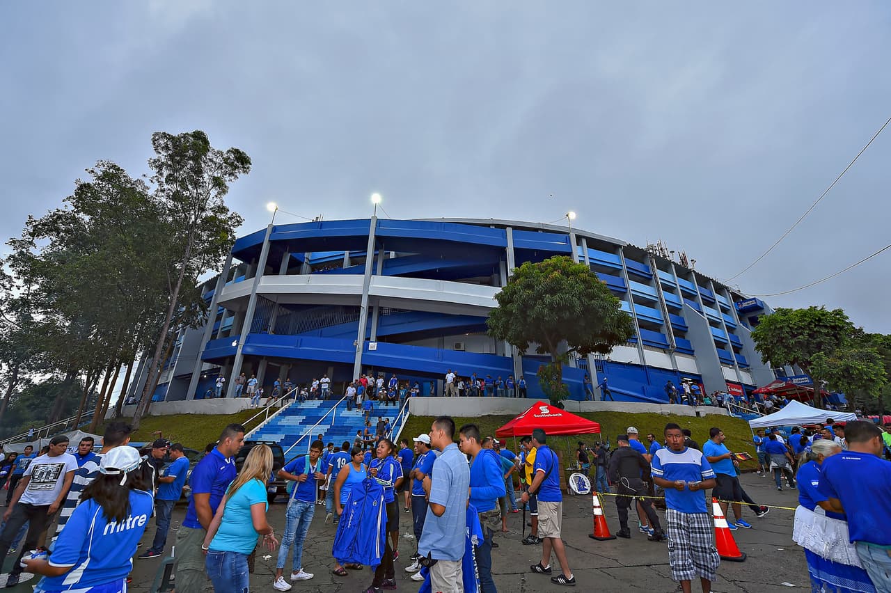El Estadio Cuscatlán recibió el duelo entre El Salvador y México rumbo a Rusia 2018. El ambiente fue inmejorable en una plaza tradicionalmente complicada para cualquier equipo.