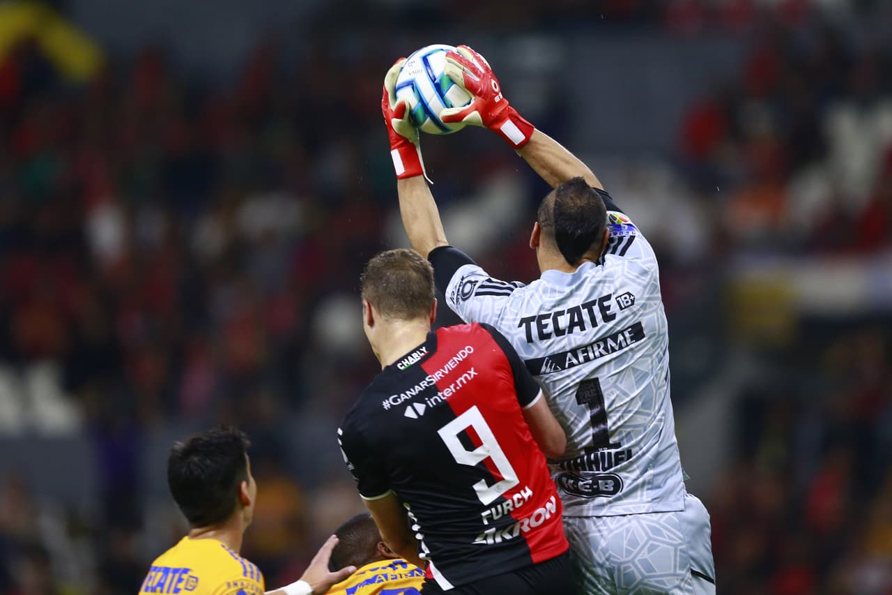 Tigres se llevó una apretada victoria ante Atlas en la Jornada 8 del Clausura 2023 con gol solitario de Nicolás Ibáñez al final del primer tiempo. Los rojinegros nunca se encontraron en el partido pese a que Sebastián Córdova falló un penal al 72. Con la victoria, Tigres llegó a 18 puntos para quedarse en la segunda posición mientras que Atlas suma 6 partidos sin ganar.