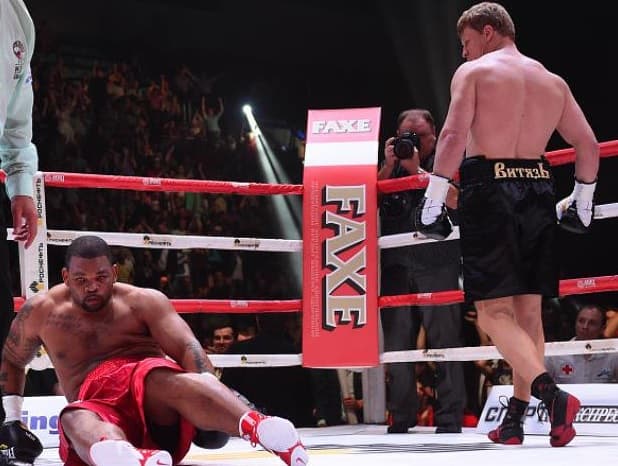 A Alexander Povetkin sólo le bastó un round para terminar con el cubano Mike Pérez. El ruso conectó un potente derechazo al caribeño, quien cayó con los brazos extendidos, su cuerpo formaba una cruz, el retador valiente se levantó, pero recibió dos golpes más que casi lo sacan del ring.