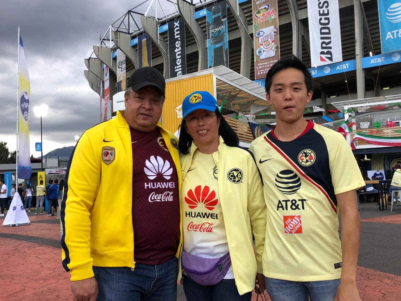 Así se vive la fiesta del fútbol con el encuentro entre azulcremas y auriazules.