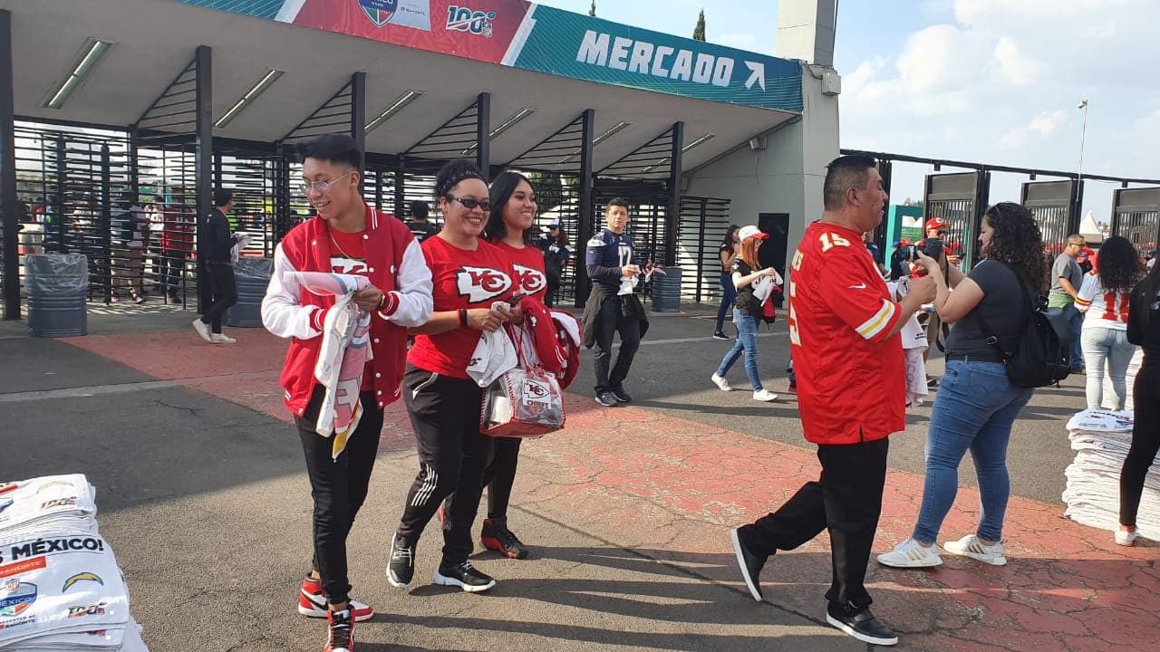 Predominan los colores rojo y azul en las inmediaciones del Estadio Azteca.