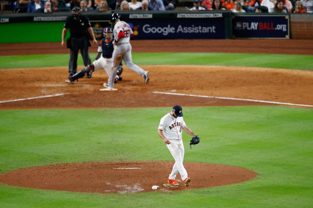 Con Lance McCullers como relevo, en la séptima, con bases llenas dio boleto a Brock Holt y JD Martínez anotaba de caballito para los Red Sox que ya ganaban 7-5.