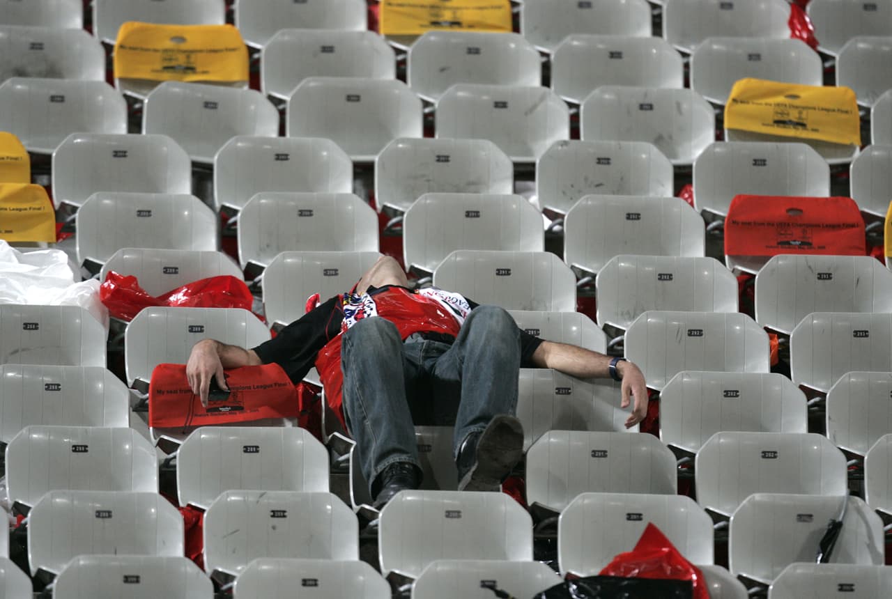 <b>No lo podían creer</b>
<br>Un aficionado del AC Milan se quedó solitario un buen rato en las gradas del Estadio Olímpico Atatürk, pues no podía digerir la derrota del equipo italiano.