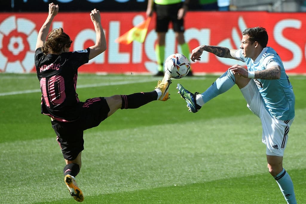 Benzema (20’, 30’) marcó los dos primeros goles del cotejo. Santi Mina (40’) descontó para los locales. Marco Asensio (90+4’) sentenció el resultado. El mexicano Néstor Araujo participó todo el encuentro. Real Madrid y Celta de Vigo acumulan 60 y 34 unidades, respectivamente.