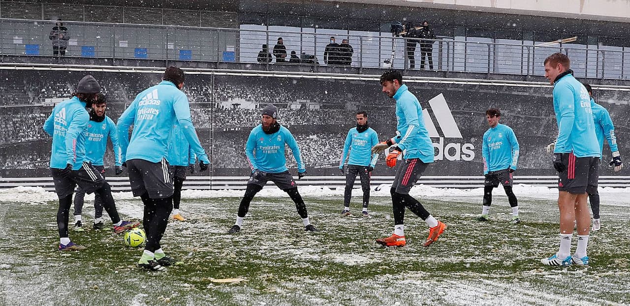 El Real Madrid preparó su próximo duelo contra Osasuna entrenando en la Ciudad Real Madrid bajo una tremenda nevada.