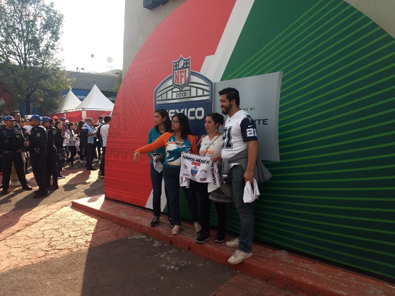 Predominan los colores rojo y azul en las inmediaciones del Estadio Azteca.