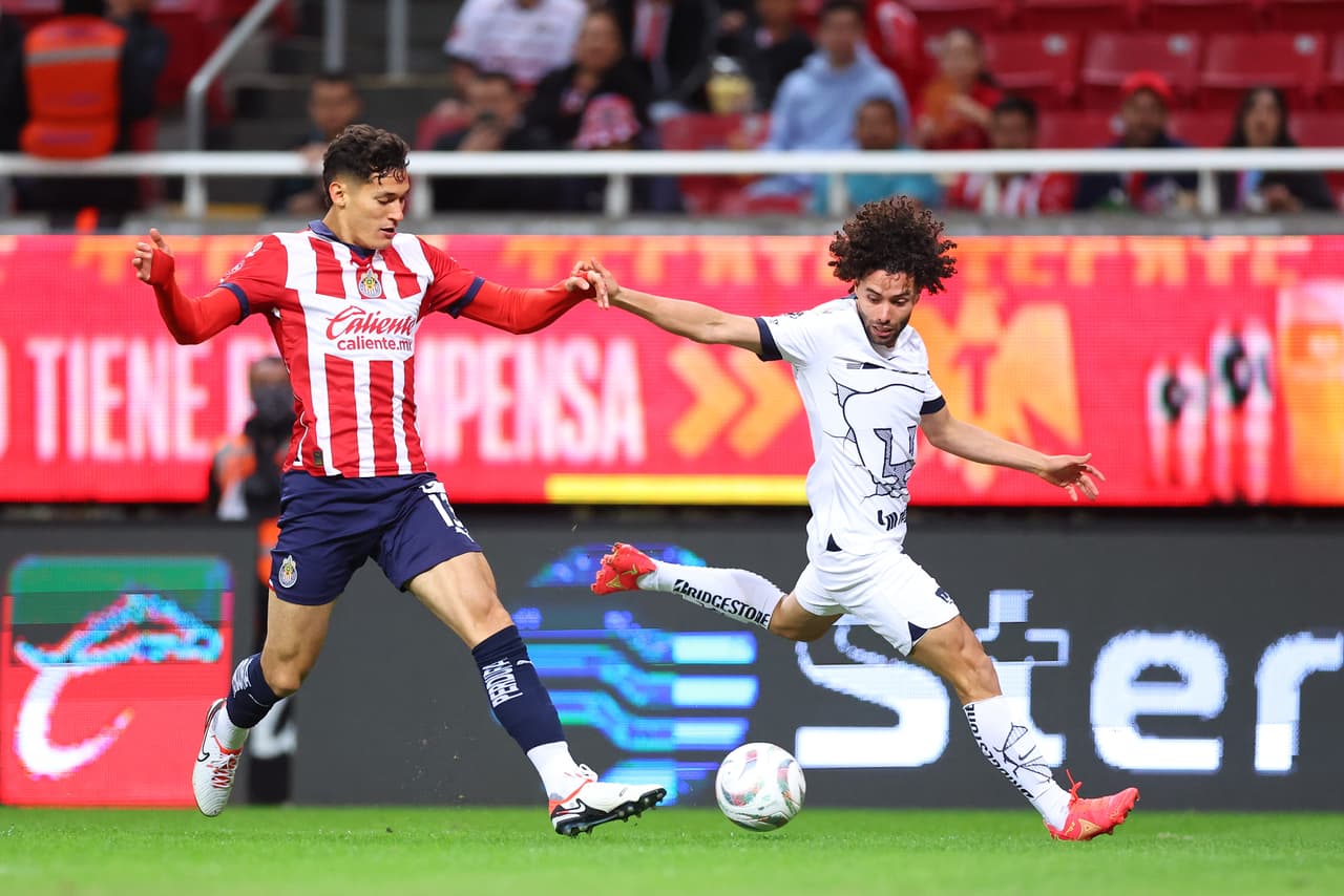 La Ida de Cuartos de Final del Apertura 2023 entre Chivas y Pumas estuvo marcada por la polémica mano de Ricardo Marín al minuto 75' y con el Rebaño arriba por un gol. El penal no fue otorgado pese a la revisión del VAR y su polémica decisión surgió de la comparación de una jugada similar en el partido que ambos equipos habían disputado días antes como parte de la última jornada de la fase regular.