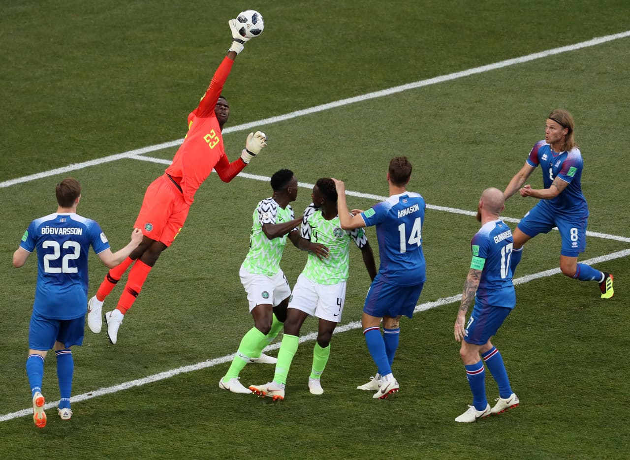 Islandia apeló a su juego aéreo para ir por el tanto que le devolviera la igualdad y por qué no ir por la remontada.