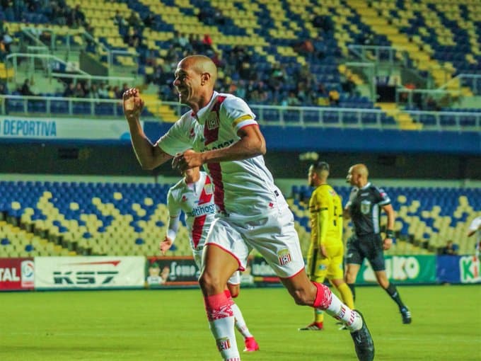 En Chile hay un equipo que se llama Curicó Unido, que se parece mucho al Rayo Vallecano por predominar el blanco en su equipación.