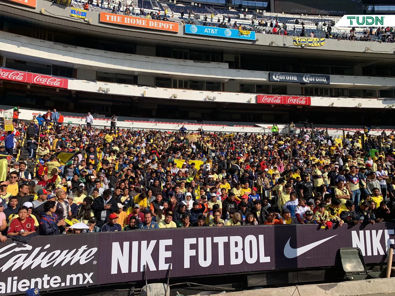 Fanáticos del América se reúnen para ver a su equipo entrenar previo a la final de la Liga MX del Apertura 2019.