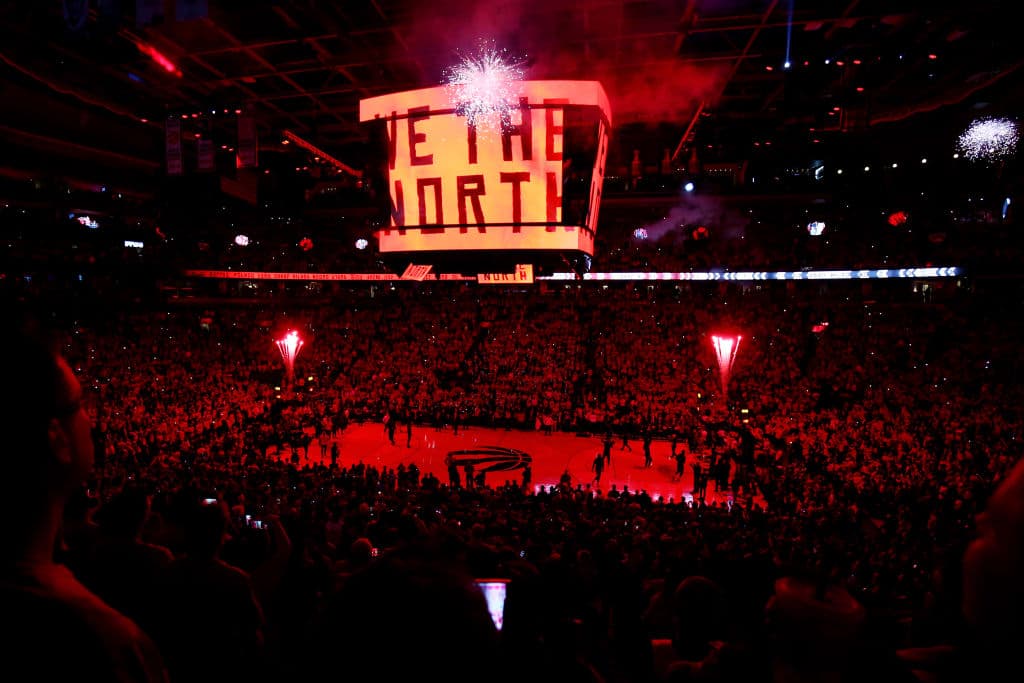 Un inmejorable ambiente en medio de la presentación de los jugadores de los Toronto Raptors en Scotiabank Arena previo al arranque del Juego 2 de las Finales de la NBA ante los Golden State Warriors.