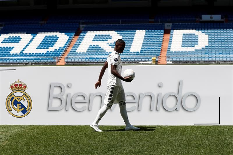 El jugador posó ante junto a un cartel que ponía 'bienvenido'.