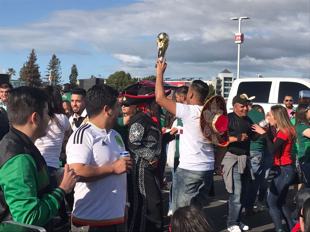 La fiesta y color de los fanáticos mexicanos prendió el ánimo para el partido del 'Tri' en el Levi's Stadium contra Islandia como preparación para el Mundial de Rusia 2018.