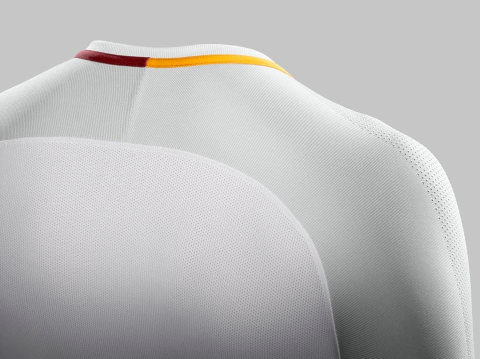 La A.S. Roma también ya presentó su camiseta de visitante, la cual estará dominada por el color blanco.
