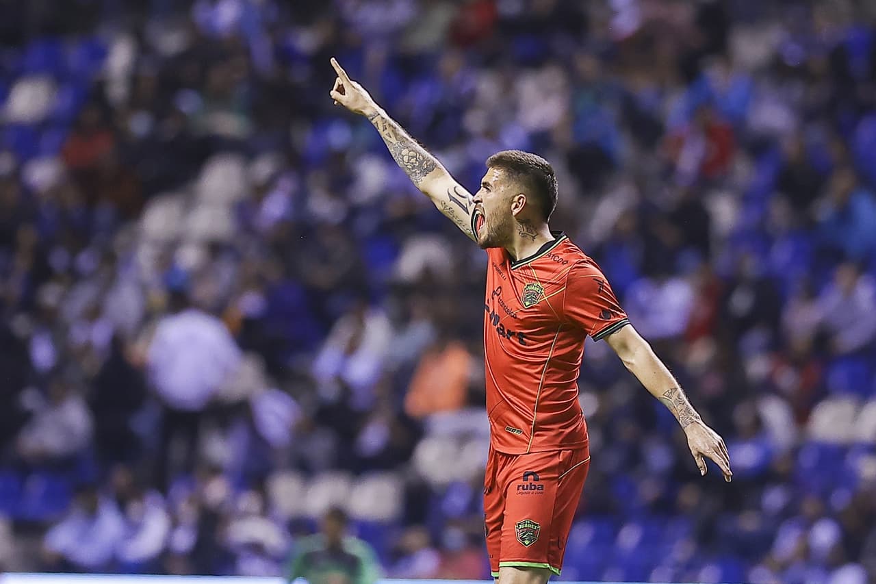 El primer tiempo careció de ocasiones de gol en ambas porterías. Ambas escuadras tuvieron presencia en el área, pero sin el toque final.