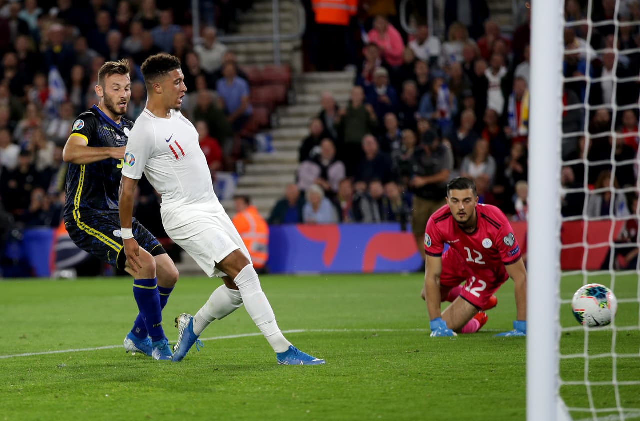 Sancho empuja un balón a la red, marca el 4-1 tras una gran jugada de Sterling por la banda.