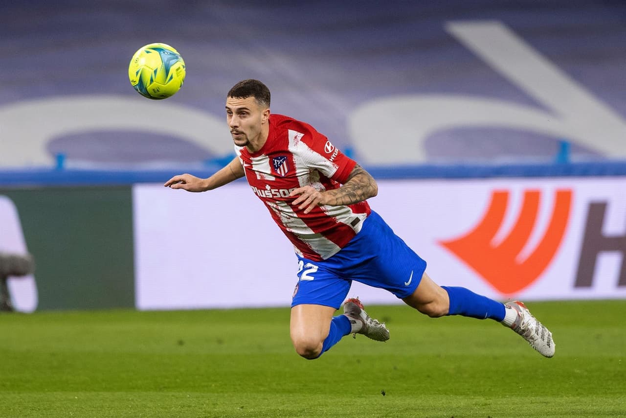 Con goles de Karim Benzema y Marco Asencio, el Real Madrid se impone al Atlético de Madrid, se lleva el Derby y sigue con paso perfecto en La Liga.