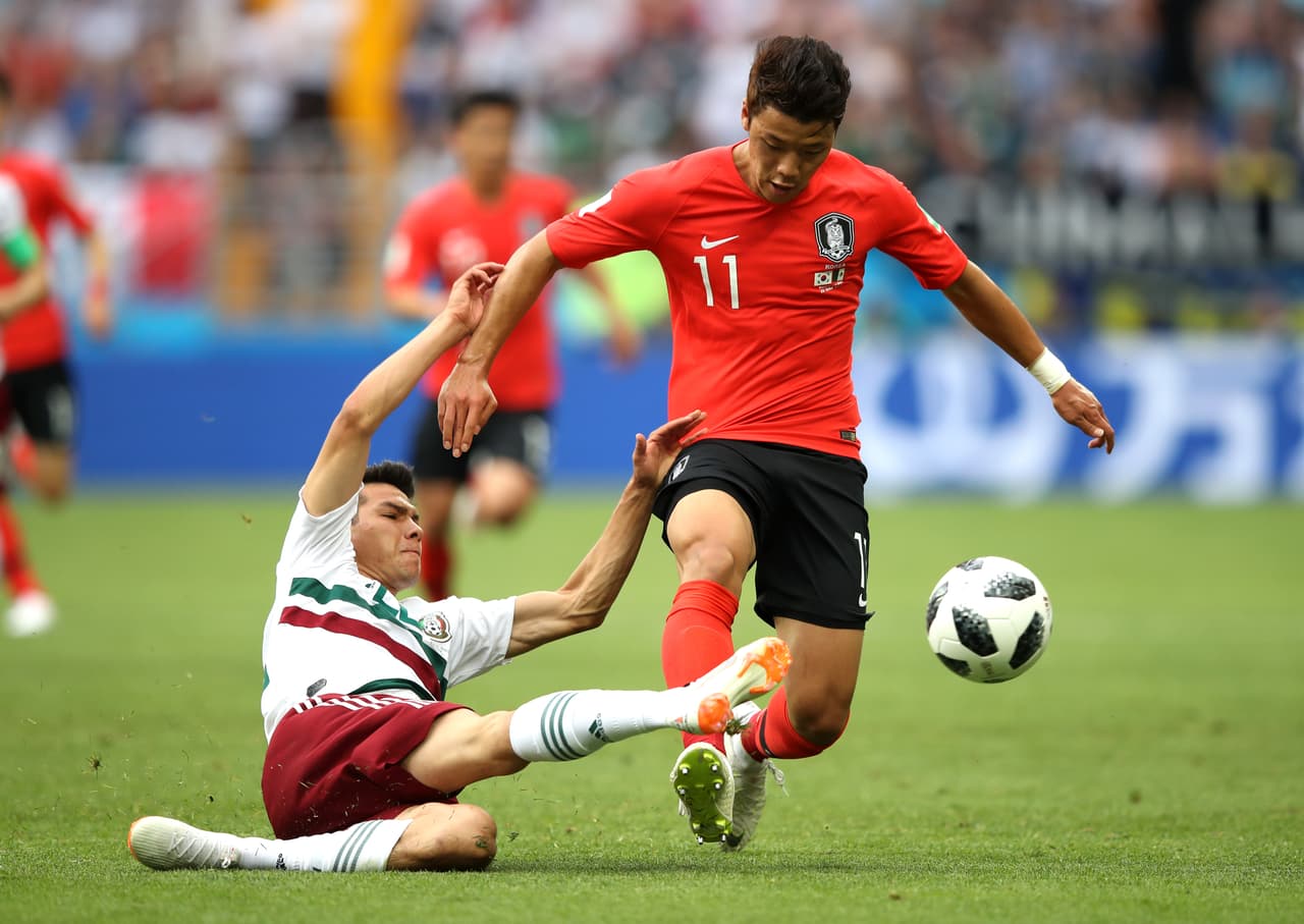 Hirving Lozano se puso el overol en los primeros 45 minutos y recorrió la cancha por todos lados.