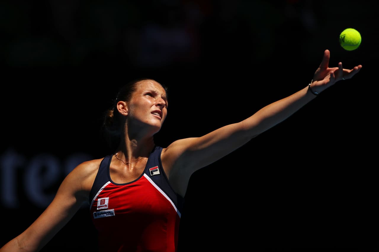 Tras ganar el último punto ante Pliskova, finalista el pasado año en el Abierto de EE.UU. donde derrotó en la penúltima ronda a Serena, Lucic se santiguó, y tras abrazarse con su rival, comenzó a dar saltos de júbilo para arrodillarse en la pista y romper a llorar después.