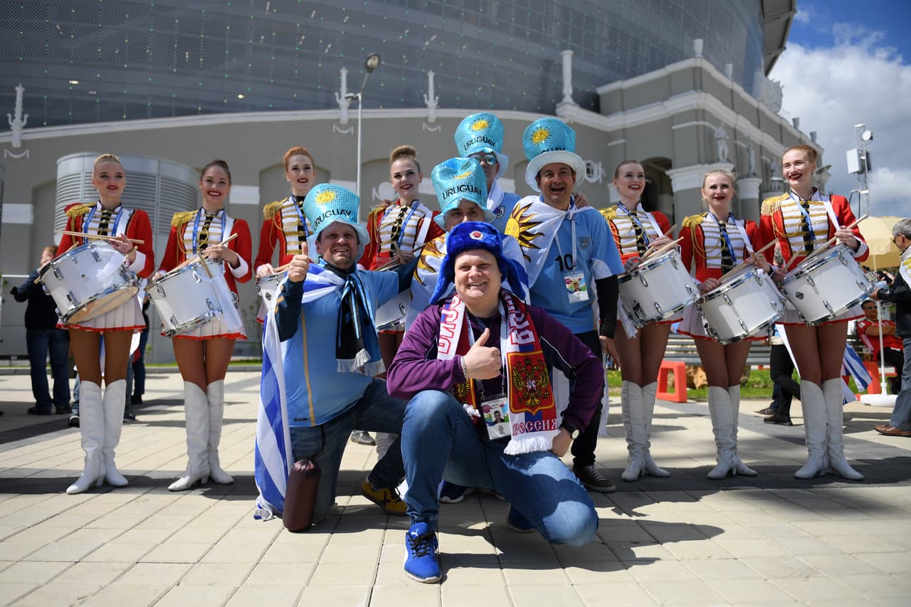 Otros aprovechaban para sacar una foto para el recuerdo con las hermosas mujeres de la banda que amenizaba el ingreso.
