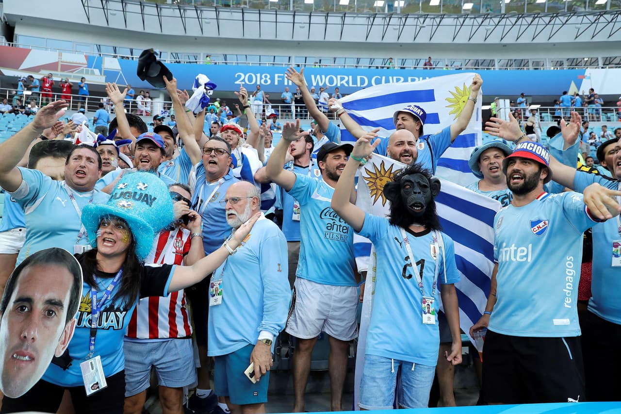 Los seguidores llegaron al Fisht Stadium en Sochi para disfrutar y mostrar su alegría en el partido entre Uruguay y Portugal, el segundo de las llaves de octavos de final del Mundial de Rusia 2018.