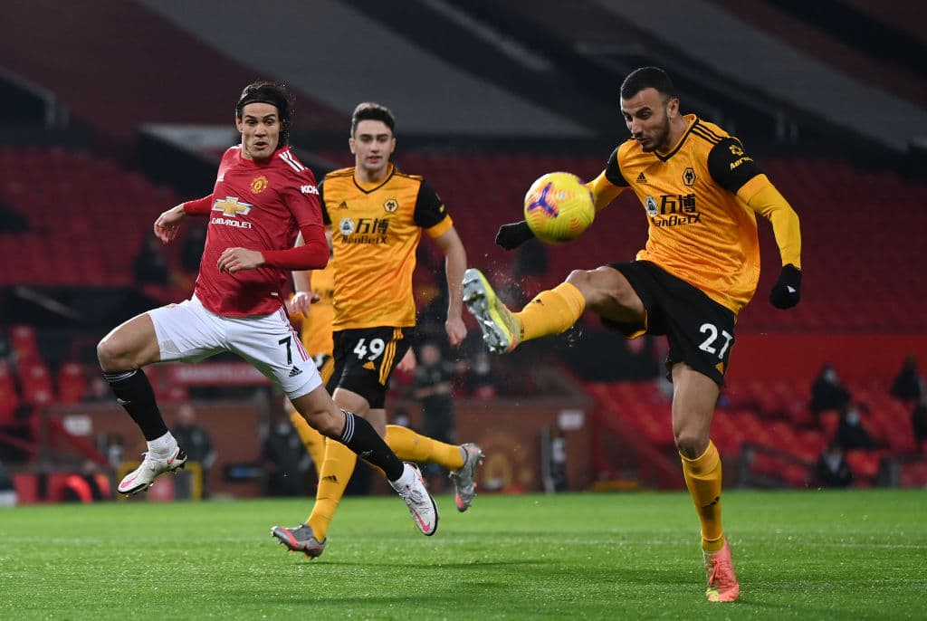 Con gol al minuto 93 de Marcus Rashford, el Manchester United se llevó la victoria sobre el Wolverhampton. El equipo visitante, sin Raúl Jiménez, no logró anotar y así los 'Red Devils' se colocan en segunda posición de la tabla sólamente a dos puntos del Liverpool en la Premier League.