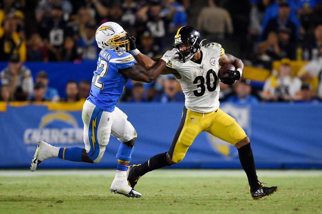 Pittsburgh Steelers 24-17 Los Angeles Chargers. James Conner desplaza con el brazo al linebacker Denzel Perryman.