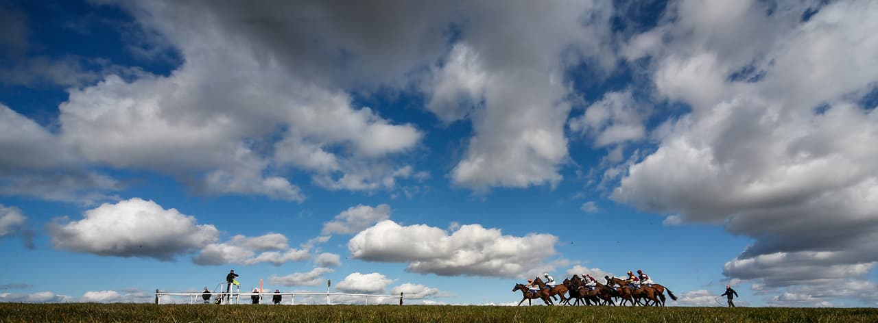 En el rigor de las competencias muchas veces aparecen postales deportivas, que como en este caso en una competencia de equitación en Wincanton (Inglaterra) ofrecen paisajes e imágenes espectaculares.