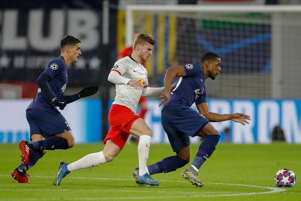 Timo Werner no da ninguna bola por perdida y pela por la poseción del balón con Japhet Tanganga.