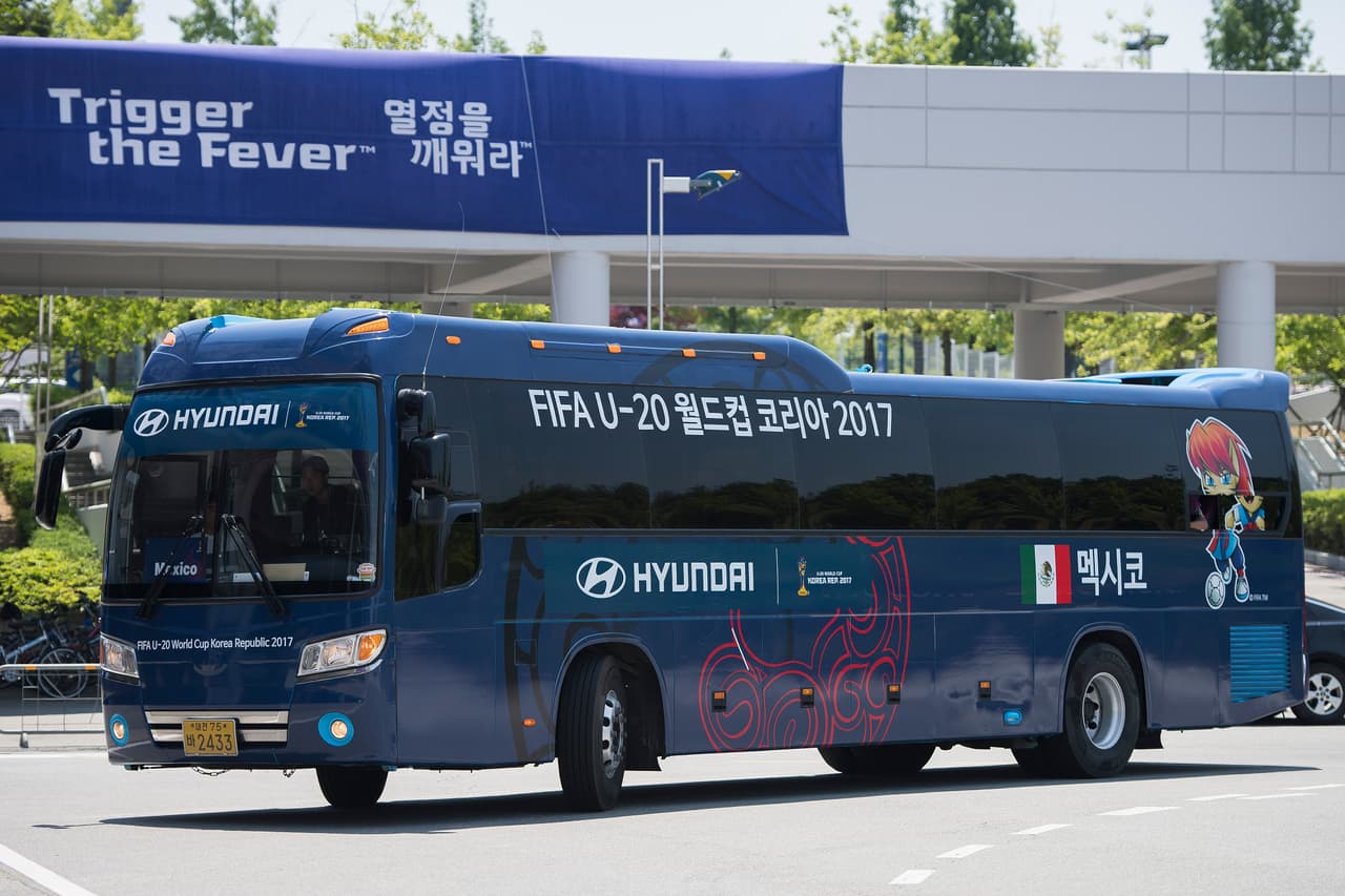 México llegó en medio de la comodidad de su propio bus para hacer el reconocimiento del terreno donde debutará.