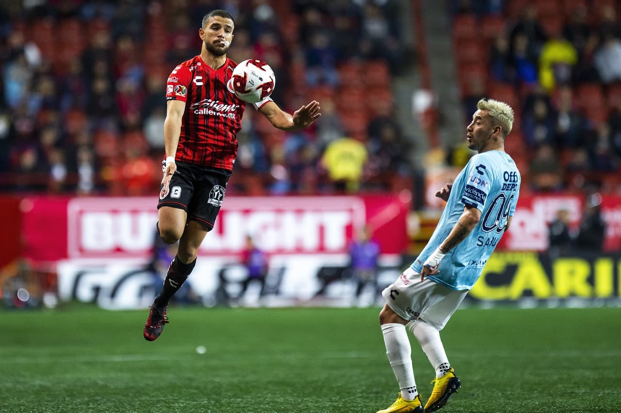 José Rivero logra controlar una muy complicada pelota, para después filtrar el balón para Brayan Angulo.