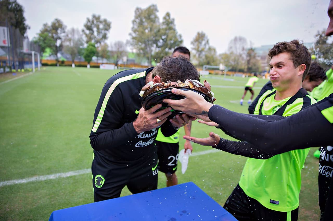 El técnico del América cumplió 65 años y en las instalaciones del club le cantaron las famosas ‘Mañanitas’ y se llevó un pastelazo por parte de todos los jugadores, así como la clásica ‘fila india’.
