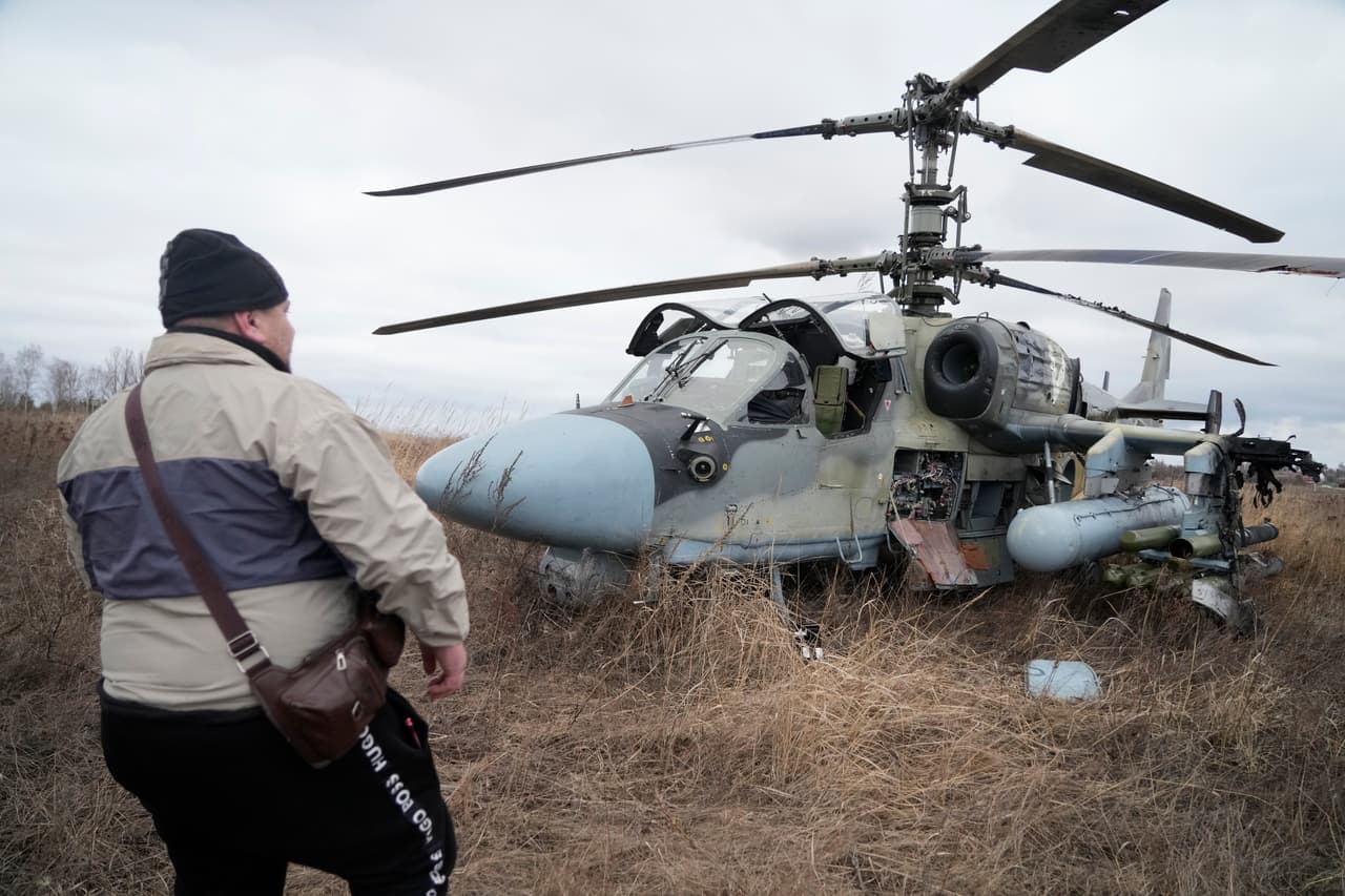 Uno de esos helicópteros fue fotografiado más tarde a las afueras de Kiev tras hacer un aterrizaje de emergencia.