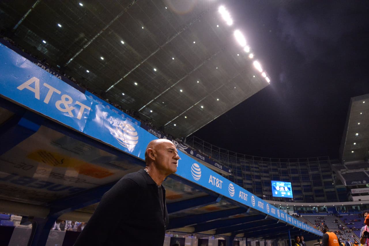 El duelo marcó el regreso del 'Chelis', José Luis Sánchez Solá como entrenador del Puebla por cuarta ocasión en la
<a href="https://www.univision.com/deportes/futbol/liga-mx/*">Liga MX</a>.