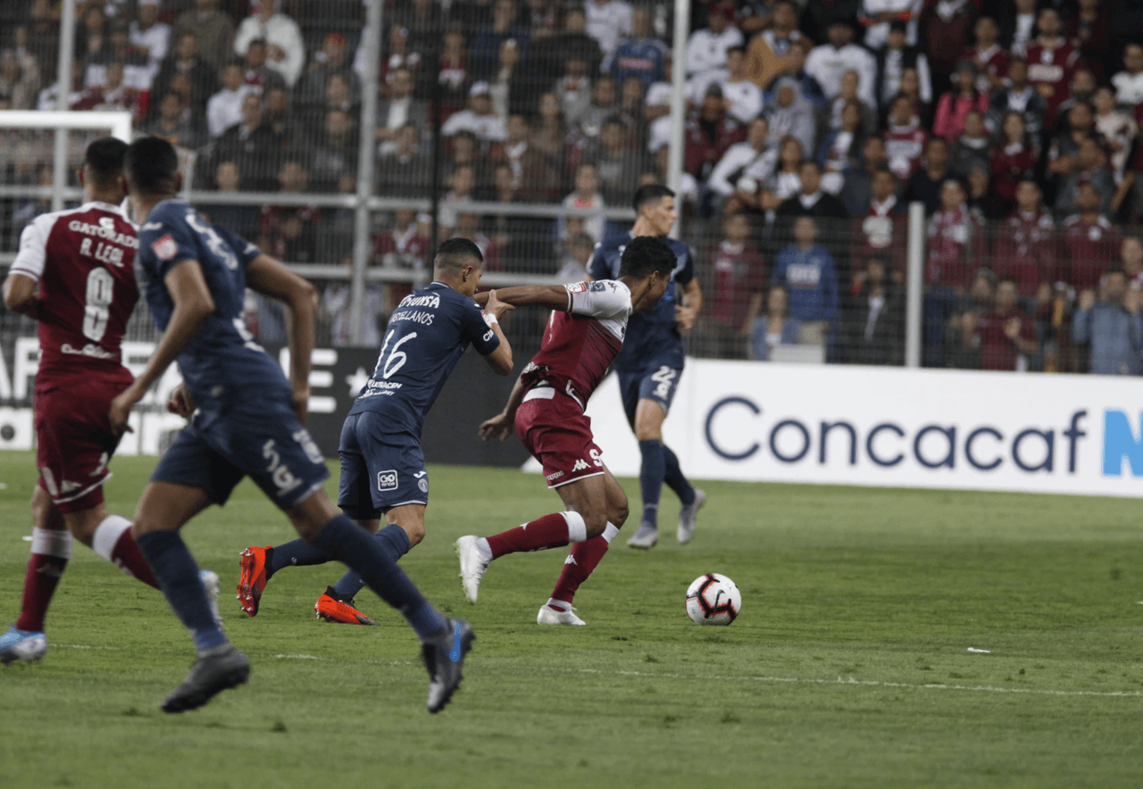 Saprissa venció al Motagua 1-0 con gol de Venegas en la final de ida; Salinas se fue expulsado por doble amarilla.