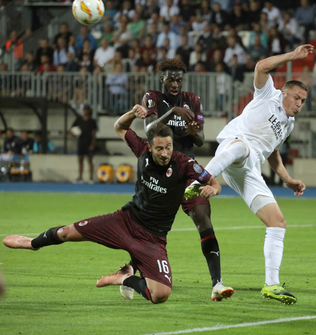 Con pocos recursos técnicos y futbolísticos, el equipo luxemburgués se fajó a plantarle cara al menos en el aspecto físico al prestigiado club italiano.