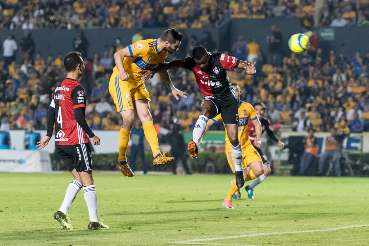 El primero de Gignac llegó al minuto 31 con este certero remate de cabeza.