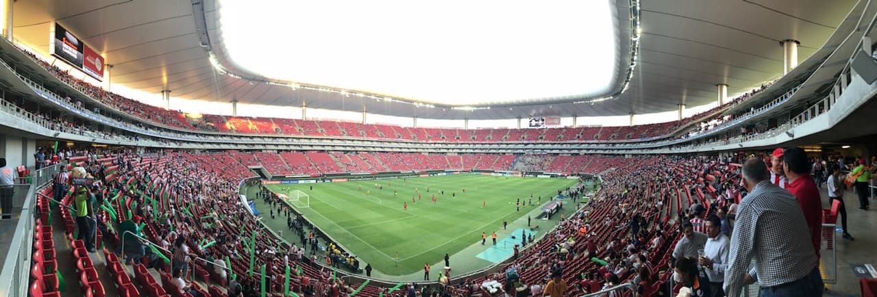 En los alrededores el estadio Akron la alegría y emoción la pusieron los aficionados de las Chivas que entusiasmados por un nuevo título de su equipo llegaron en gran número para ver la final de la Concacaf Liga de Campeones ante Torotno F.C.