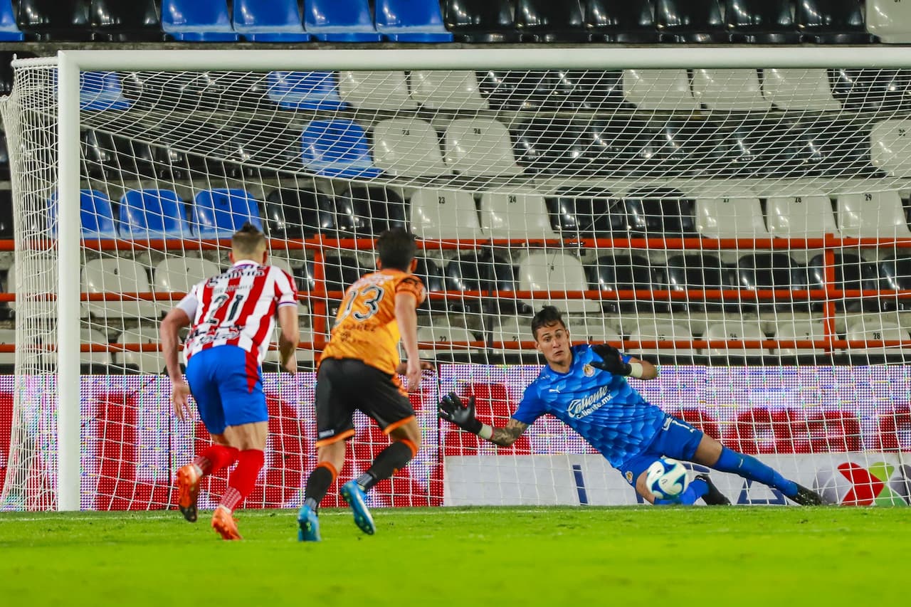 Gudiño espera que penal atajado ayude a Chivas anímicamente