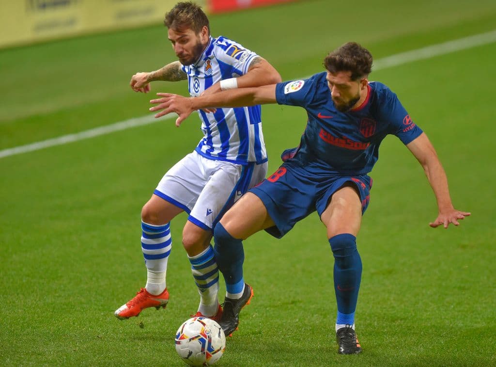 El conjunto colchonero sacó un importante resultado en Anoeta y ya aventaja seis unidades a los de Barrenetxea. | Mario Hermoso Canseco (49’) y Marcos Llorente (74’) hicieron los tantos para la victoria de los del ‘Cholo’ que cerrarán el año recibiendo al Getafe.