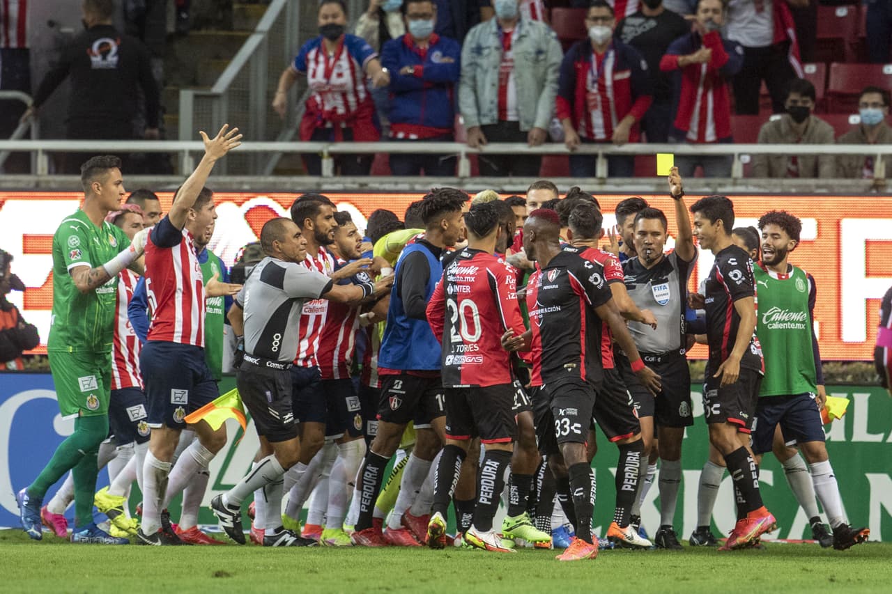 Gol a lo 'Panenka' provoca conato de bronca en Clásico Tapatío